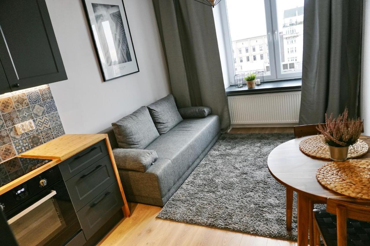 Cozy Downtown Srodmiescie Apartment: Entertainment Hub with Wi-Fi Warsaw Exterior photo